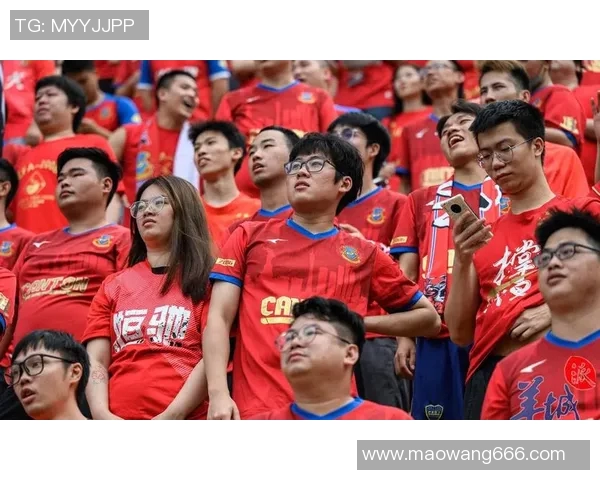 广州足球队比赛经验引发热议球迷对战术选择与球员表现分歧明显 广州足球队比赛经验引发热议球迷对战术选择与球员表现分歧明显