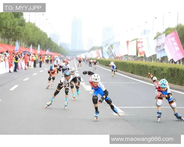 武汉滑板队勇闯城市马拉松展现青春风采与拼搏精神